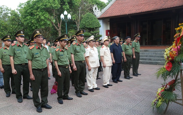 Đoàn công tác dâng hương tại Nhà tưởng niệm cố Bộ trưởng Trần Quốc Hoàn