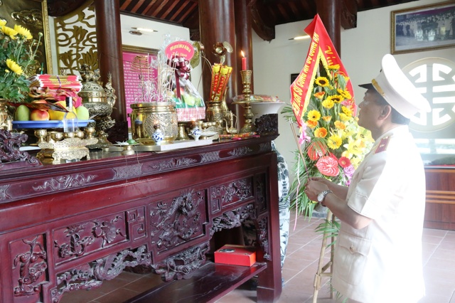 Đồng chí Thiếu tướng Nguyễn Hồng Thái thay mặt đoàn công tác thắp nén hương lên cố Bộ trưởng Trần Quốc Hoàn