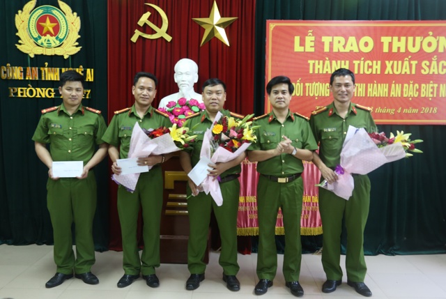 Thượng tá Nguyễn Đức Hải, Phó Giám đốc Công an tỉnh trao thưởng cho Ban chuyên án