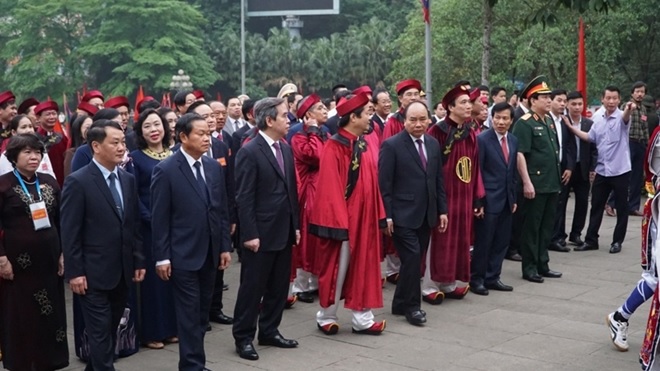 Thủ tướng Nguyễn Xuân Phúc và nhiều đồng chí lãnh đạo tới dâng hương tại lễ Giỗ tổ Đền Hùng năm nay.
