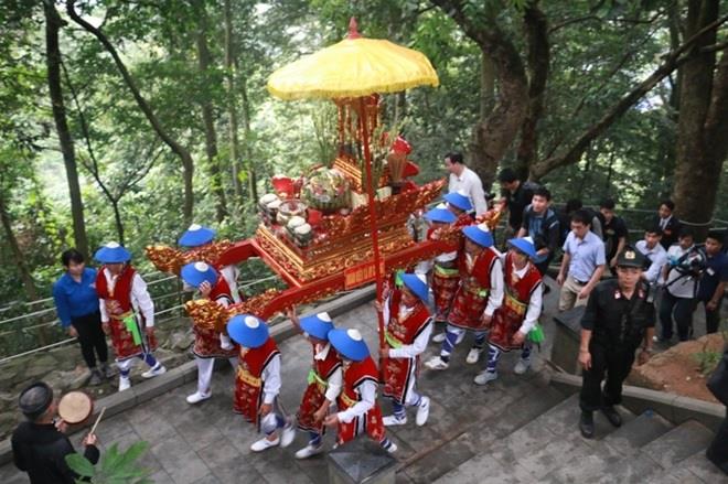 Đoàn rước trên đường lên đền Thượng thuộc khu di tích Đền Hùng.