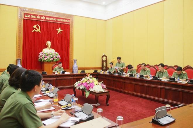 Thứ trưởng Nguyễn Văn Thành nghe các đại biểu báo cáo các nội dung cần thảo luận