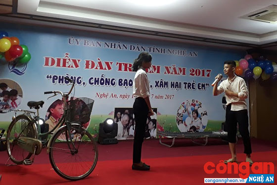 Một tiểu phẩm của các em học sinh đến từ huyện Nghi Lộc về các kỹ năng phòng, chống xâm hại tình dục tại Diễn đàn trẻ em (tháng 7/2017)