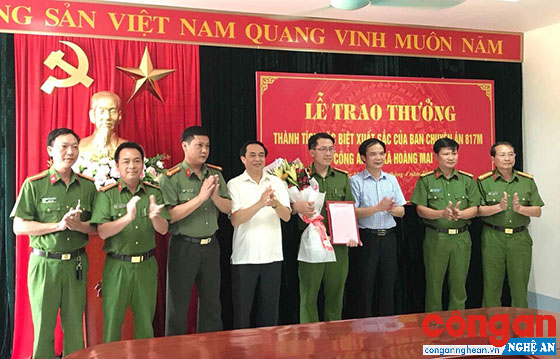 Lãnh đạo Thị ủy, UBND TX Hoàng Mai trao thưởng cho Ban chuyên án 817M