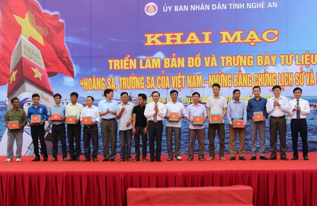 Ban tổ chức triển lãm trao tặng Cờ Tổ quốc cho một số nhân dân, tàu thuyền đánh cá của ngư dân huyện Diễn Châu.