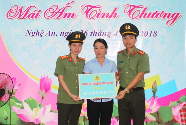 Trung tá Nguyễn Việt Hà, Chủ tịch Hội Phụ nữ và Đại úy Nguyễn Trọng Công, Chủ tịch Công đoàn Công an tỉnh cùng chị Thắm tại lễ bàn giao.