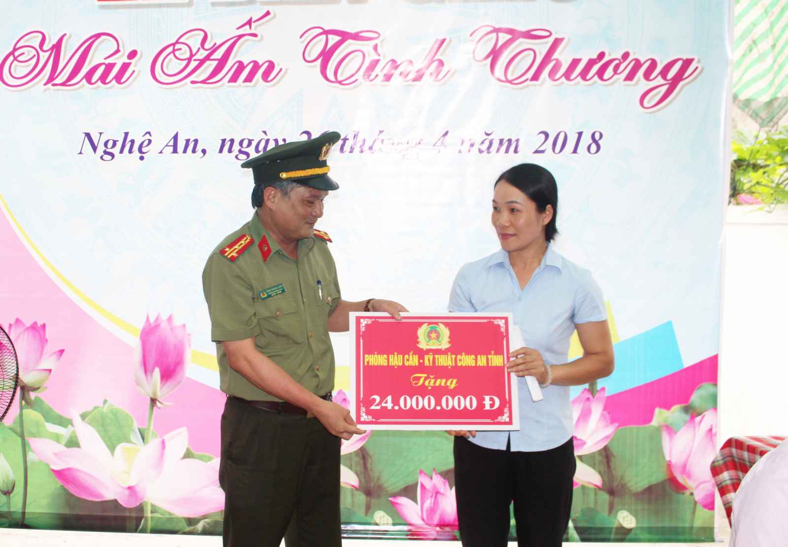 Đại tá Trần Thăng Long, Trưởng phòng Hậu cần - Kỹ thuật cùng chị Thắm tại lễ bàn giao