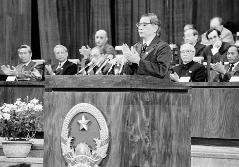 Tổng Bí thư Nguyễn Văn Linh đọc diễn văn bế mạc Đại hội Đảng lần thứ 6 ngày 18/12/1986. Ảnh TTXVN