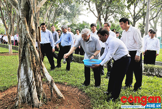 Đồng chí Tổng Bí thư Nguyễn Phú Trọng trồng cây trong khuôn viên Khu di tích Kim Liên, huyện Nam Đàn (ngày 29/10/2017)