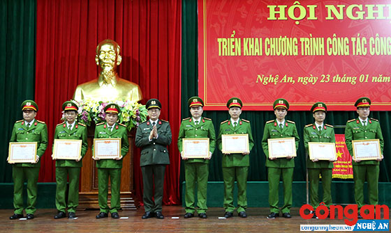 Trung tá Trần Ngọc Tuấn, Trưởng Công an TX Thái Hòa (thứ 2 từ phải sang) nhận danh hiệu Đơn vị quyết thắng năm 2017