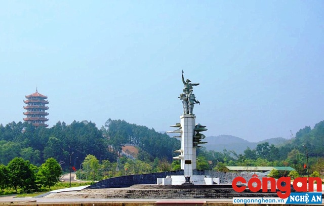 Tháp chuông và tượng đài chiến thắng, biểu tượng của Ngã ba Đồng Lộc 