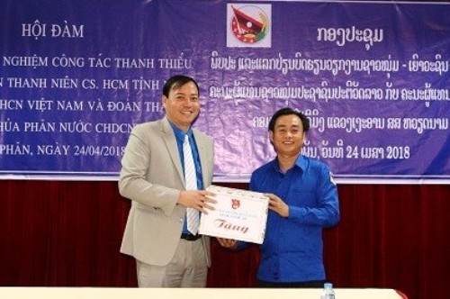 Tỉnh đoàn Nghệ An - Việt Nam tặng quà lưu niệm cho Tỉnh đoàn Hủa Phăn - Lào
