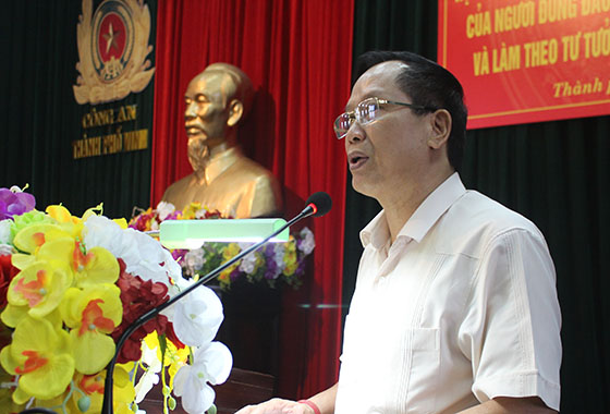 Đồng chí Nguyễn Trung Châu, Trưởng ban Tuyên giáo Thành ủy báo cáo một số chuyên đề tại Hội nghị