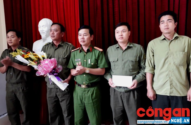 Lãnh đạo Công an huyện Diễn Châu trao thưởng cho một số cá nhân Công an xã có thành tích trong đấu tranh phòng, chống tội phạm