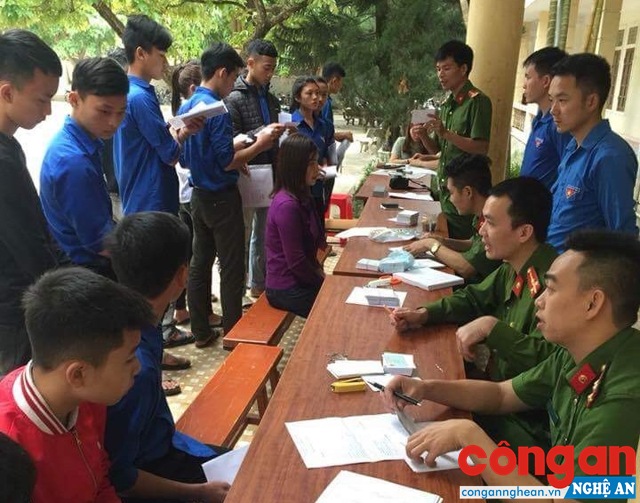 Công an huyện Kỳ Sơn hướng dẫn học sinh làm thủ tục cấp CMND tại trường