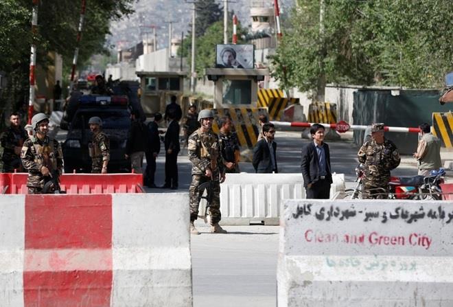 Hiện trường sau vụ tấn công tại Kabul ngày 30-4. Ảnh Reuters 