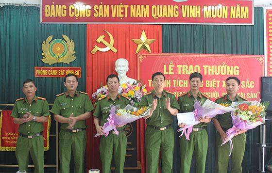 Đại tá Nguyễn Mạnh Hùng, Phó GĐ Công tỉnh tặng hoa chúc mừng các đơn vị tham gia chuyên án