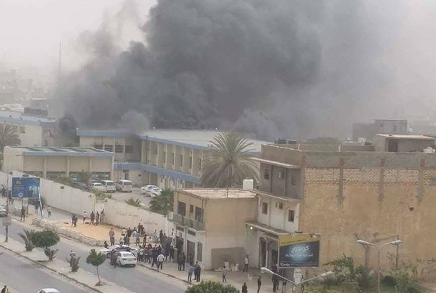 Những cột khói bốc lên tại trụ sở chính của Ủy ban bầu cử tối cao Libya. Ảnh: CBS