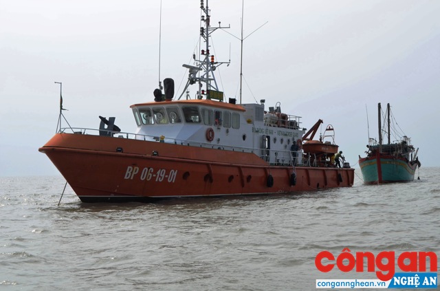 Tàu cứu nạn của BĐBP Nghệ An lai dắt tàu của ngư dân bị nạn trên biển về bờ an toàn