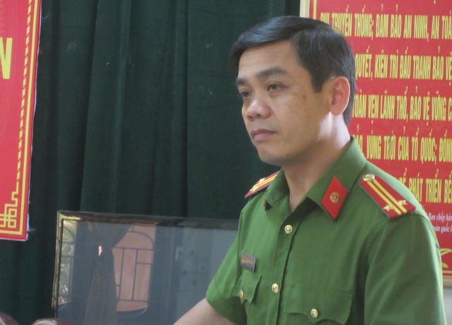 Đồng chí trung tá Vi Xuân Thủy, Phó trưởng Công an huyện phát biểu ý kiến tại buổi đối thoại.