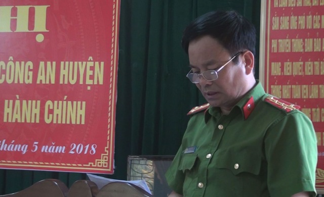 Đồng chí Đại tá Mai Hồng Hà, Bí thư Đảng ủy, Trưởng Công an huyện trả lời kiến nghị, đề xuất của CBCS tại buổi đối thoại.