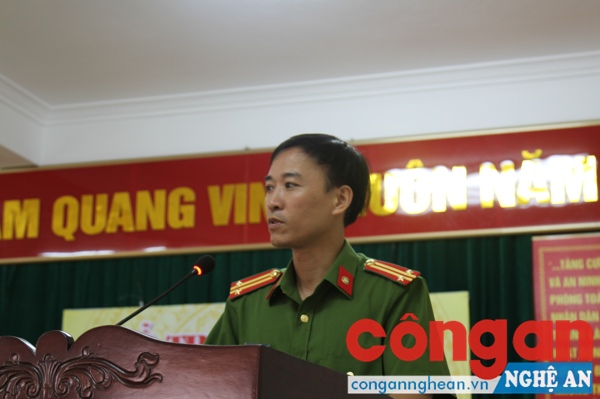 Đồng chí Trung tá Nguyễn Trọng Tuệ, Trưởng Công an huyện báo cáo thành tích Chuyên án