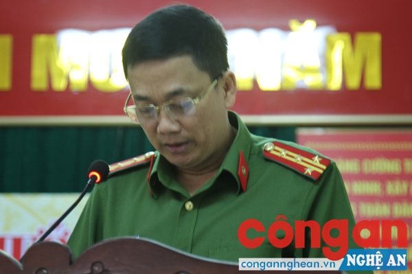 Đồng chí Đại tá Nguyễn Mạnh Hùng, Phó Giám đốc Công an tỉnh biểu dương những thành tích xuất sắc của Công an huyện Nghi Lộc