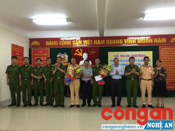 Trao quà cho tập thể CBCS Công an huyện Nghi Lộc