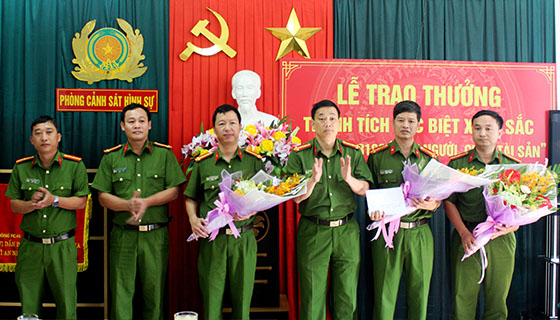 Đồng chí Đại tá Nguyễn Mạnh Hùng, Phó Giám đốc Công an tỉnh, Thủ trưởng Cơ quan CSĐT Công an tỉnh tặng hoa chúc mừng Ban chuyên án 318G.