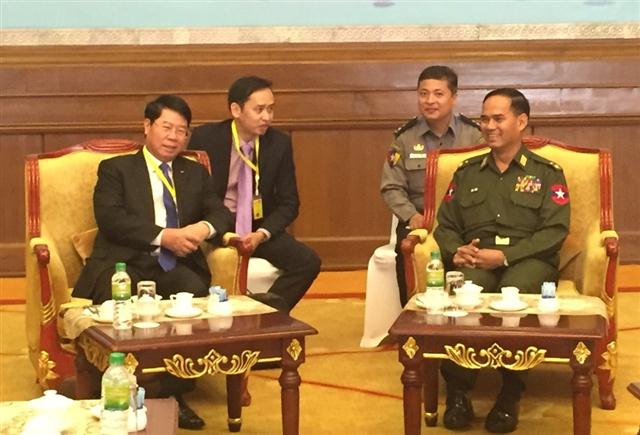 Thiếu tướng Aung Soe, Thứ trưởng Bộ Nội vụ Cộng hòa Liên bang Myanmar; Thượng tướng Bùi Văn Nam, Thứ trưởng Bộ Công an Việt Nam tại buổi tiếp.