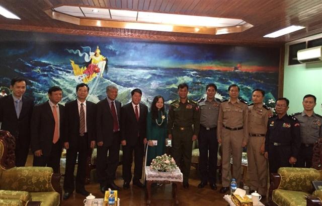 Trung tướng Kyaw Swe, Bộ trưởng Bộ Nội vụ Cộng hòa Liên bang Myanmar; Thượng tướng Bùi Văn Nam, Thứ trưởng Bộ Công an Việt Nam cùng các đại biểu dự buổi tiếp.