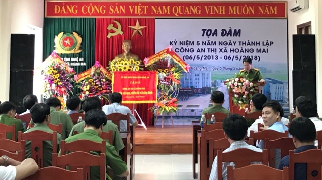 Đồng chí Trung tá Nguyễn Bình Hà, Trưởng Công an thị xã Hoàng Mai phát biểu tại buổi tọa đàm.