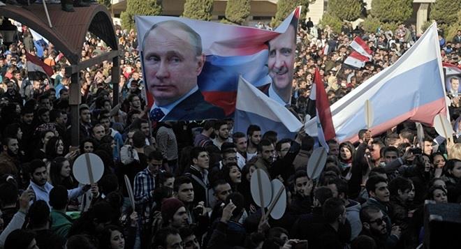 Người Syria tuần hành cám ơn Tổng thống Putin và nước Nga vì đã đánh đuổi khủng bố. Ảnh: Sputnik