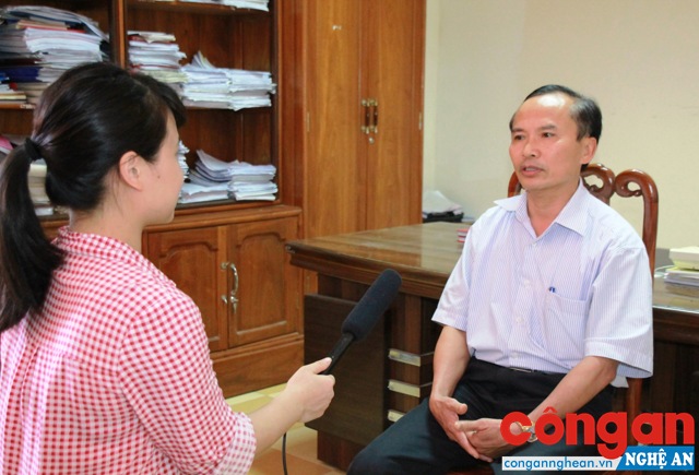 Ông Lưu Công Vinh, Phó Giám đốc Sở Nội vụ, Trưởng ban Tôn giáo tỉnh trả lời phóng viên