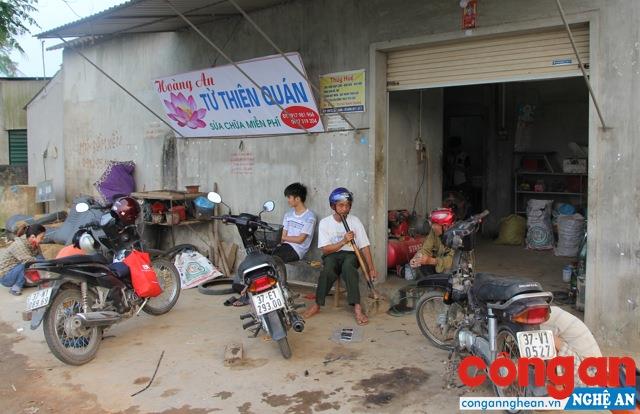 Quán sửa chữa xe máy miễn phí của ông Lê Đình An  tại xóm 2, xã Thanh Văn, huyện Thanh Chương