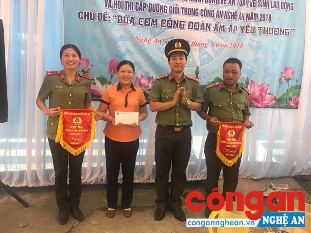 Đồng chí Đại úy Nguyễn Trọng Công, Chủ tịch Công đoàn Công an tỉnh trao giải Nhất cho Đội 4 (Công đoàn Phòng PH41 và Công an huyện Kỳ Sơn)