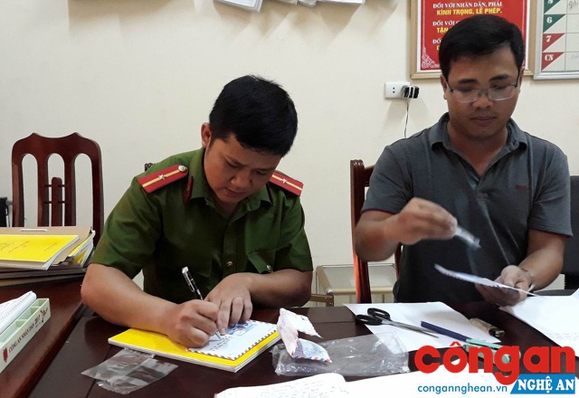 Đội Cảnh sát ĐTTP về Kinh tế, Ma túy, Chức vụ Công an huyện Diễn Châu tiến hành niêm phong tang vật 