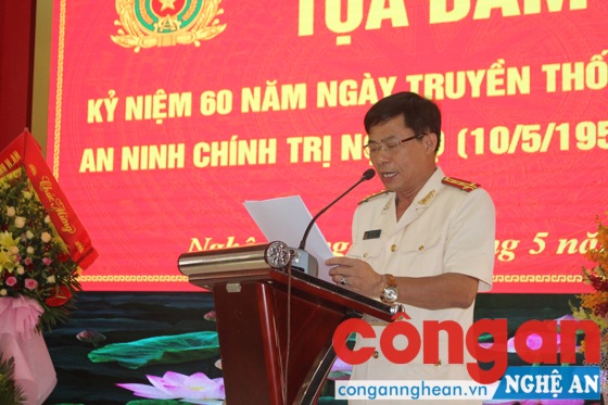 Đại tá Dương Đình Văn, Trưởng phòng ANCTNB Công an tỉnh thông qua công văn kỷ niệm 60 năm Ngày truyền thống lực lượng ANCTNB