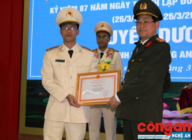Trung uý Hồ Sỹ Thắng vinh dự được Giám đốc Công an tỉnh trao tặng danh hiệu “Thanh niên Công an Nghệ An tiêu biểu năm 2017”