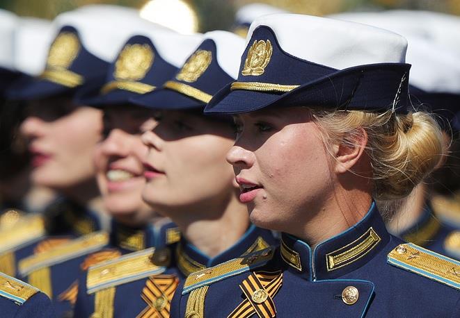 Đây đồng thời là thời điểm quan trọng hàng năm để Nga phô diễn các lực lượng vũ trang cũng như các khí tài quân sự hiện đại mà Moscow sở hữu. Trong ảnh là các nữ binh sĩ Nga trong lễ duyệt binh ngày 9-5.