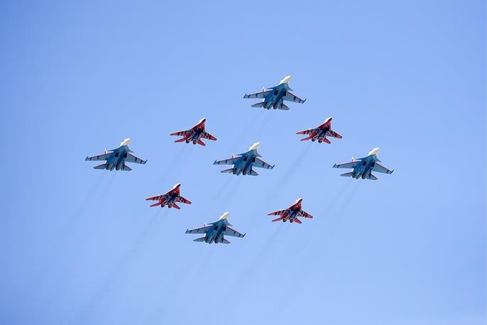 Các tiêm kích MiG-29 và Su-30 thuộc các đội bay biểu diễn của không quân Nga bay tạo hình trên bầu trời Moscow. Các phi công này đã phải luyện tập trong nhiều tháng liên tiếp để có màn bay mãn nhãn tại lễ duyệt binh.
