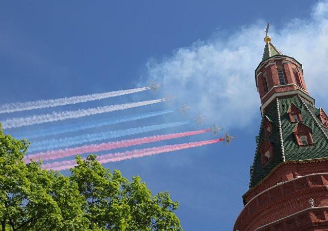 6 máy bay Su-25 tô màu bầu trời Moscow bằng 3 gam màu quốc kỳ Nga.