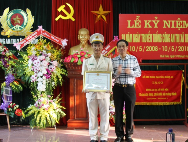 Đồng chí Nguyễn Đình Hòa tặng Bằng khen của Chủ tịch UBND tỉnh cho Công an TX Thái Hòa