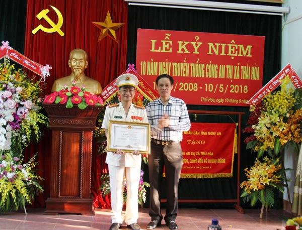 Đồng chí Nguyễn Đình Hòa tặng Bằng khen của Chủ tịch UBND tỉnh cho tập thể Công an TX Thái Hòa