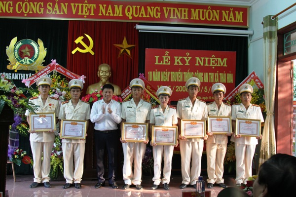 Đồng chí Hoàng Phú Hiền, Chủ tịch UBND TX Thái Hòa trao tặng Giấy khen cho các tập thể và cá nhân