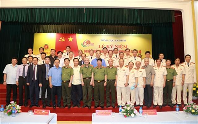 Thứ trưởng Bùi Văn Nam cùng các đại biểu dự Lễ kỷ niệm.