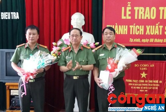 Đồng chí Đại tá Nguyễn Tiến Dần, Phó Giám đốc Công an tỉnh trao thưởng cho Phòng An ninh điều tra