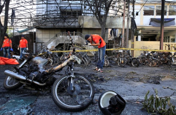 Hình ảnh hiện trường vụ đánh bom liều chết xảy ra hôm 13-5 tại Indonesia. Ảnh: Reuters