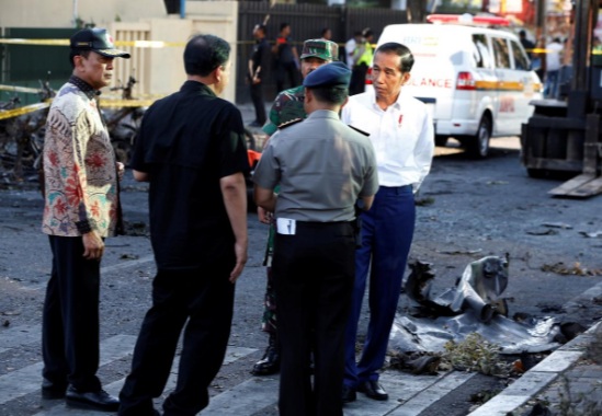 Tổng thống Indonesia Joko Widodo đã đích thân thị sát hiện trường. Ảnh: Reuters