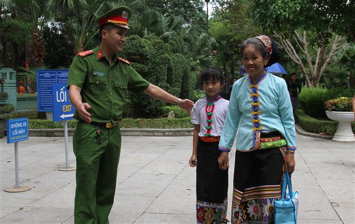 CBCS Công an huyện Nam Đàn hướng dẫn du khách đến thăm quê nội Bác Hồ